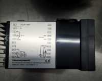 60 Temperature Controller Honeywell DC1040CT-301-000B-E