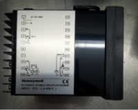 59 Temperature Controller Honeywell DC1040CT-301-000-E