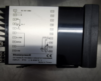 61 Temperature Controller Honeywell DC1040CT-701-000-E